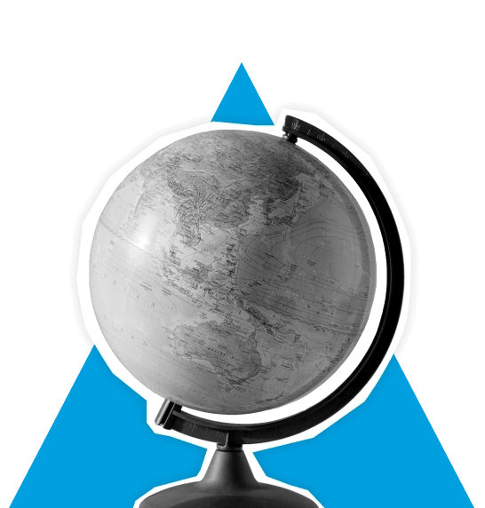 Globo de escritorio mostrando mapa mundial frente a forma triangular azul